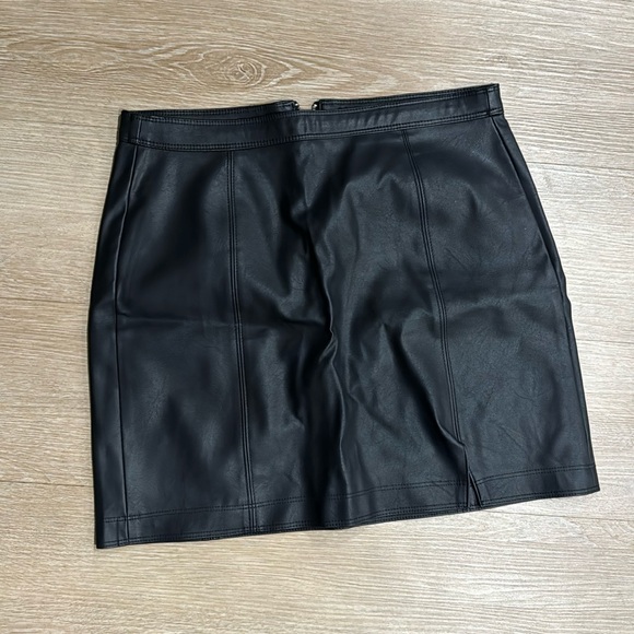Faux leather skirt - Picture 1 of 3